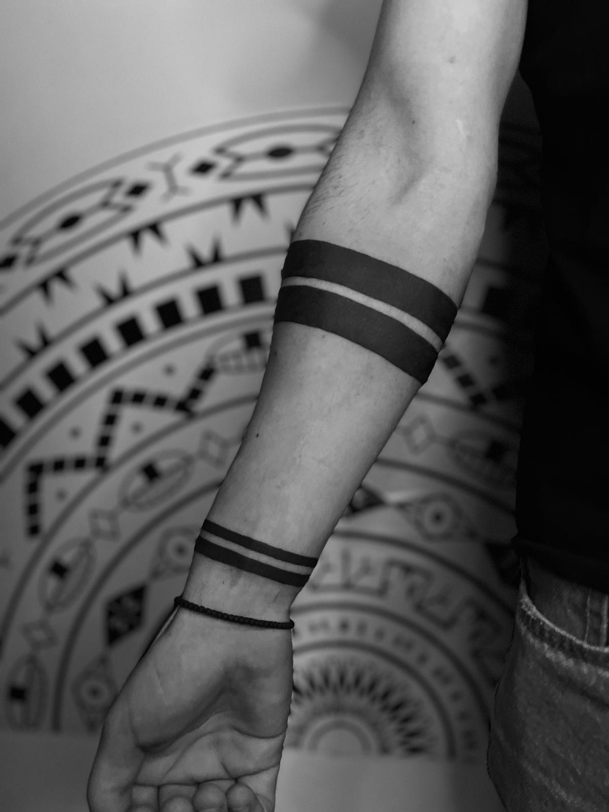 Unterarm Tattoo stipes band